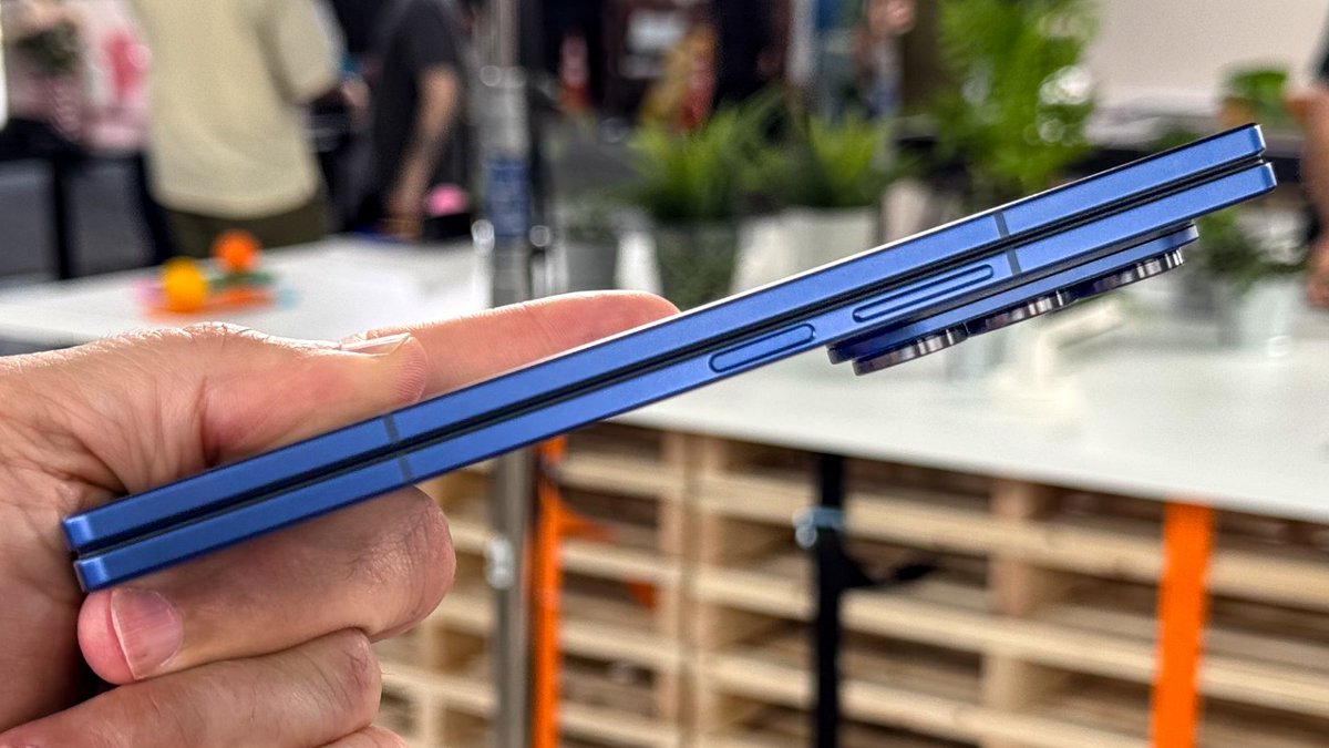 Samsung's new Galaxy Z Fold 7 might be the world's thinnest, lightest foldable-offering both portability and performance without compromise! Would you make the switch?   tomsguide.com/phones/samsung…
