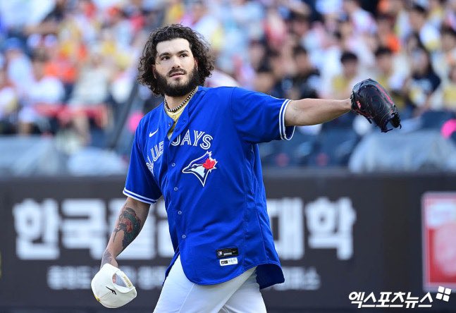 DanielKimW's tweet image. Out of respect for his teammate Hyun-jin Ryu, #KBO ASG starter Cody Ponce warmed up wearing Ryu’s #BlueJays jersey. #MLB