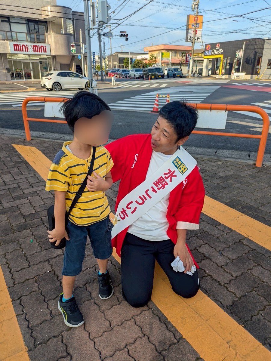 Image for the Tweet beginning: 最近、街頭演説の会場によく来てくれる6歳の男の子。
すっかり顔なじみになって、毎回ハイタッチ！

なんと、
自由研究のテーマに「選挙」を選んでくれるそうです。

社会や暮らしのことに興味を持つその姿、ほんとうに素晴らしい。
自分のやりたいことに向かって、歩き出す勇気を、ずっと応援したい。… 