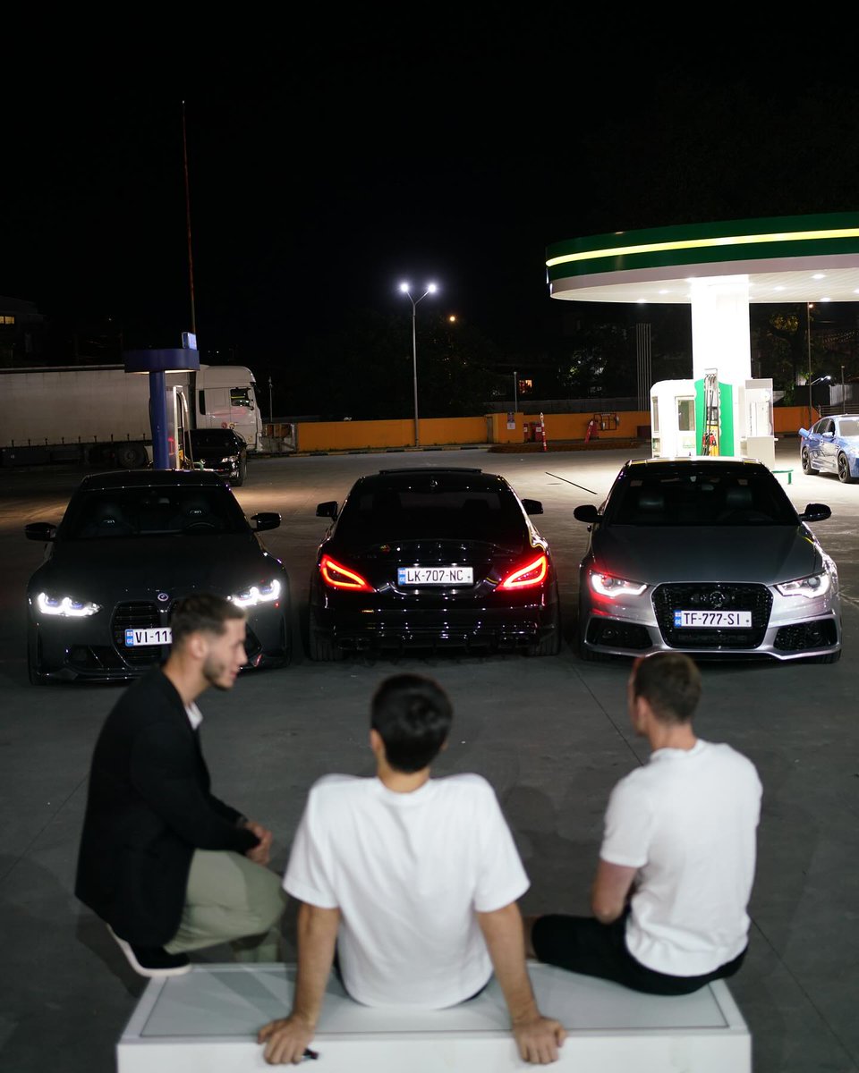 DearS_o_n's tweet photo. Bro to bro: One day, we gonna be soooooo rich. Trust me. https://t.co/88MPPbfKRz