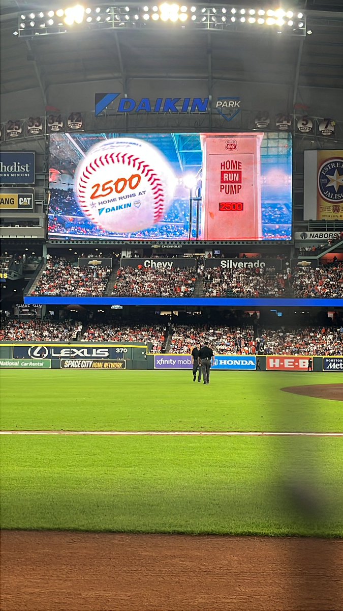 The 2500th home run in Daikin Park goes to Jose Altuve.