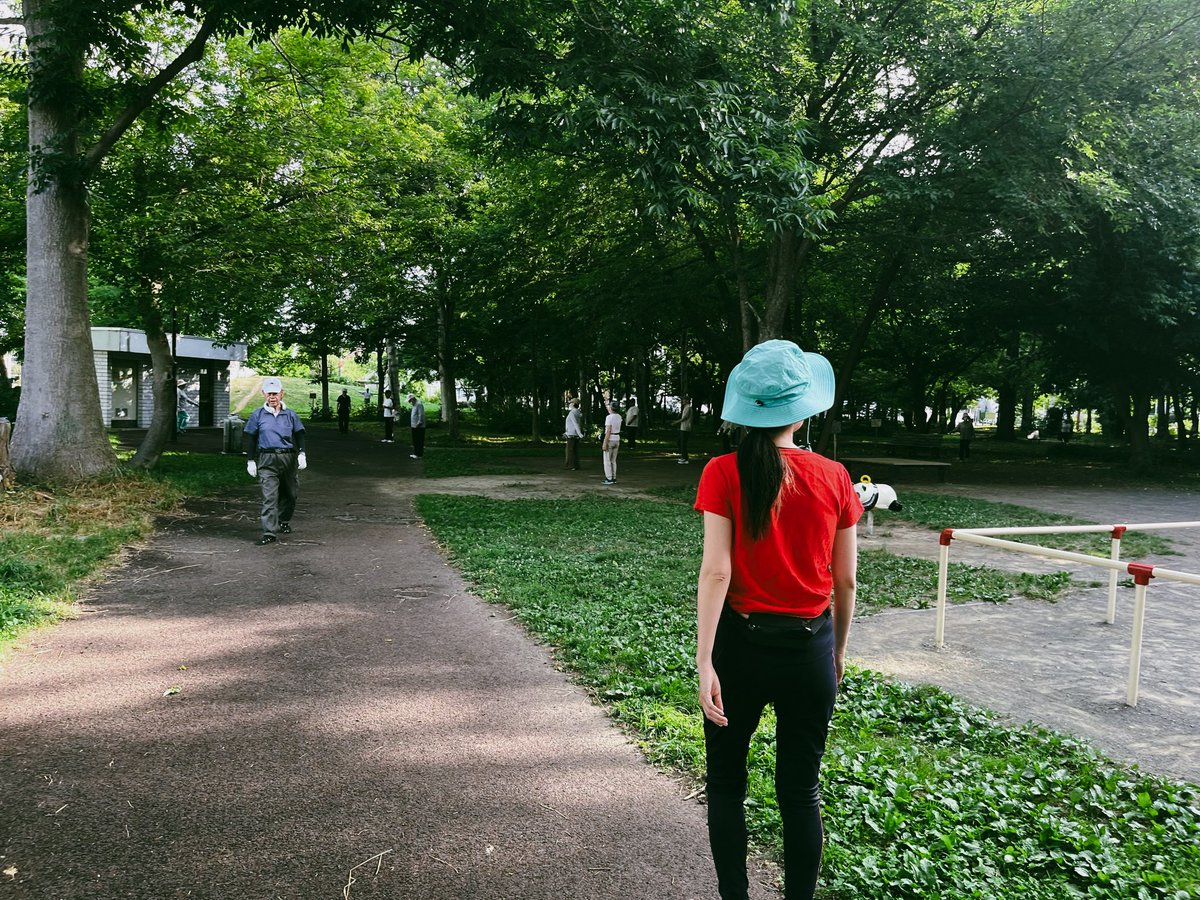 charcoal_hanae's tweet image. 毎朝6時半、公園でラジオ体操。
ゆるやかな時間に、葉のざわめきと誰かの気配が混ざっていく。

みんな、今日を始める準備をしている。

「いい一日のはじまり」は、自分でつくれるんだなと
少しずつ体が覚えてきました。

#暮らしのリズム #朝の習慣 #ラジオ体操部 #生活を整える #余白のある暮らし
