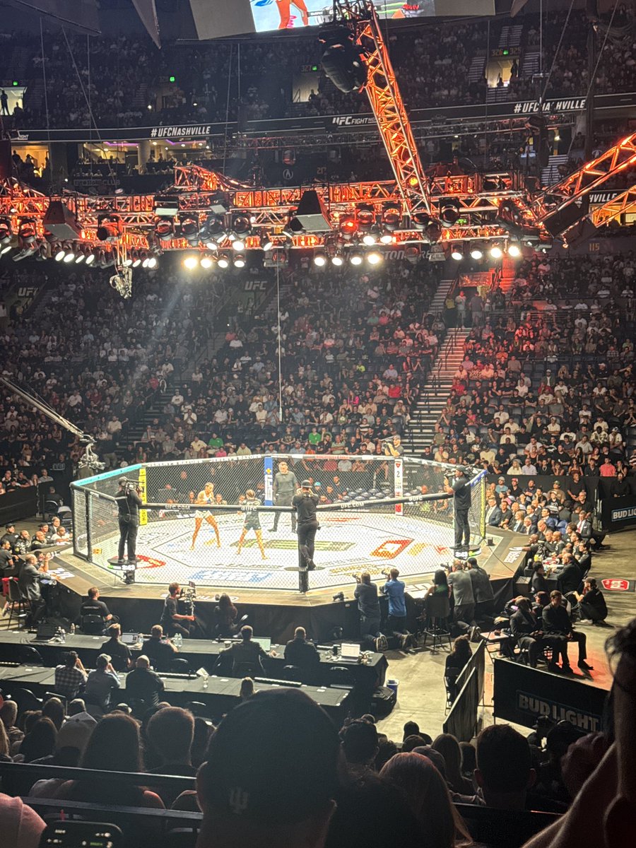 David_Morris's tweet image. in the building for UFC Nashville. Been here since the first prelim fight. Card is off to a great start.