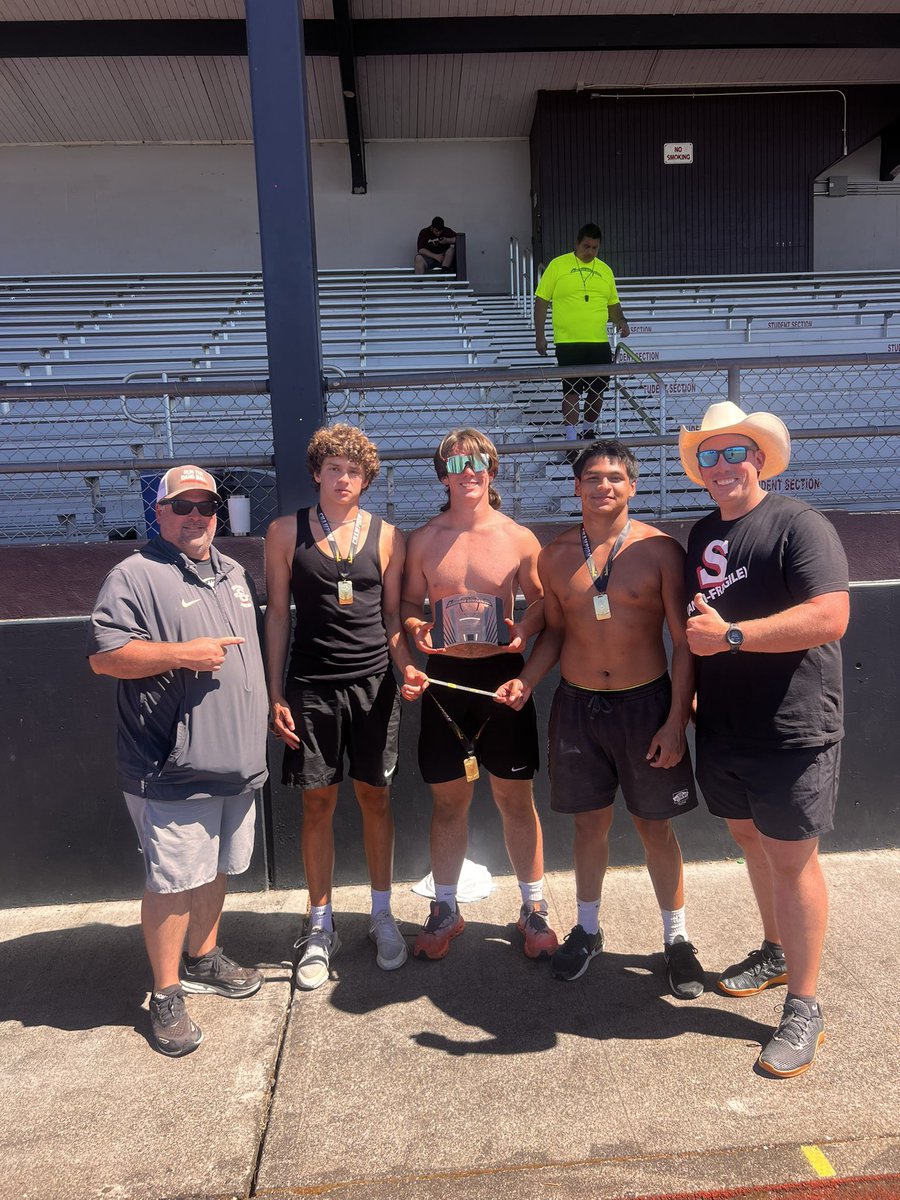 Isaac_The_Bean's tweet photo. Had a great last time at the @Metro_Challenge. The team placed 3rd overall and I won the light weight MVP.
Best personal performances were 30in vertical, 19 reps of 185lb on bench, and a 101 yard farmers carry with 325lbs.
@BowmenFootball @msagribbs @BrandonHuffman @SBLiveOR @JordanJ_ @AndrewNemec @PrepRedzoneOR