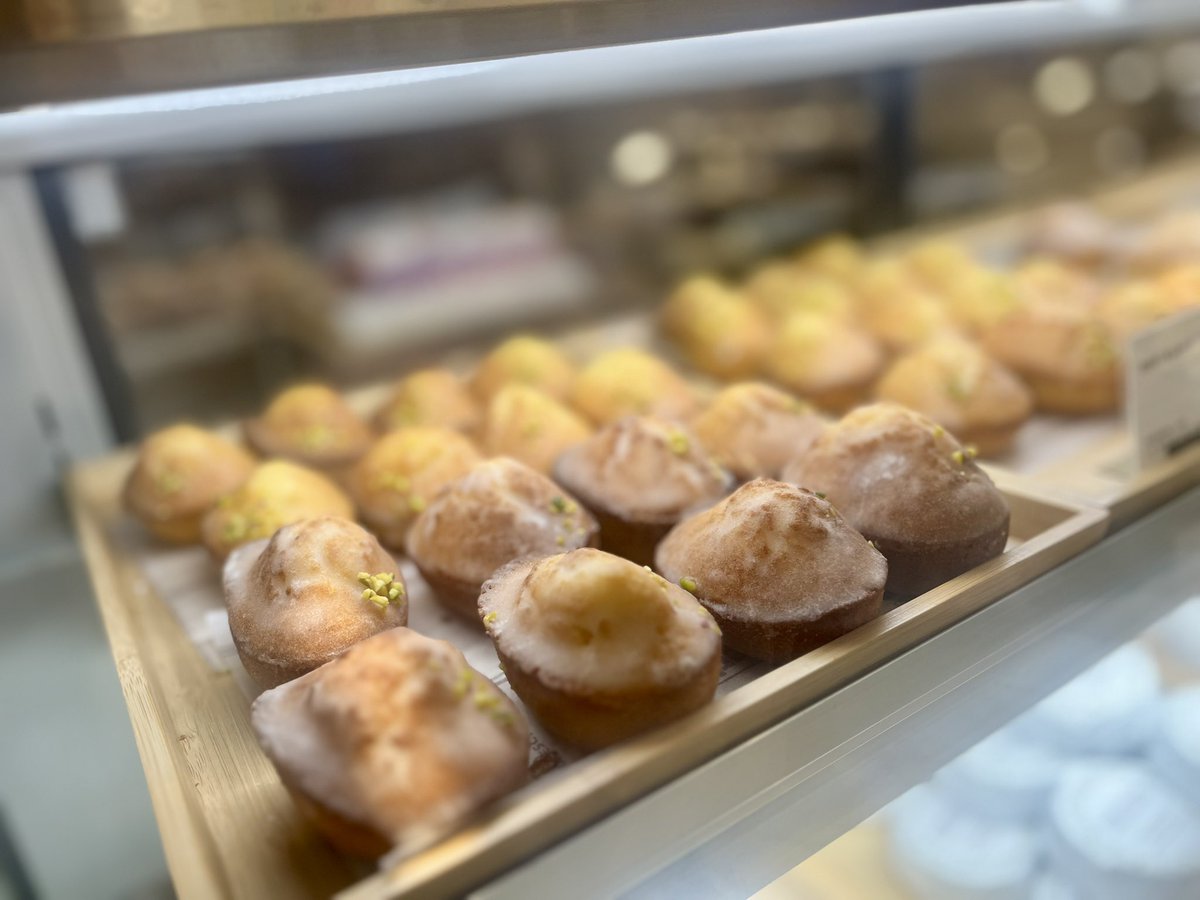 isetan_foodc's tweet image. 『さわやか檸檬に抱かれて』🍋折り返しの日曜日!本日も出来立てのお菓子やさわやかなドリンクをたくさんご用意してお待ちしております✨
#isetan #新宿伊勢丹 #レモン