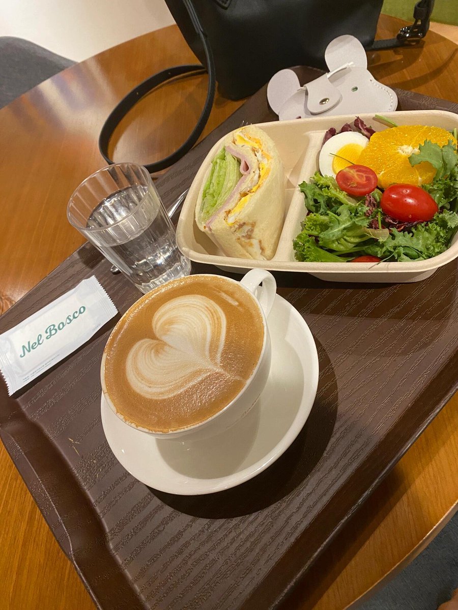 ハート型のラテコーヒーと栄養満点の簡単ランチを楽しみます。生活のすばらしさは、このように単純で純粋です。忙しい仕事の合間にも、ちょっとしたリラックスタイムにも、とっておきのひとときです!