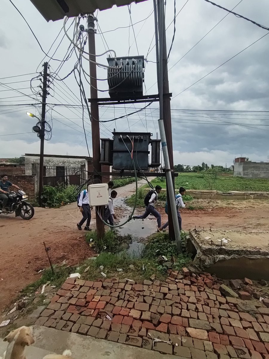 Harikesh_hs_07's tweet photo. @UPPCLLKO Location - near shiv mandir bhawani parsad degree college karimnagar Gorakhpur, Uttar Pradesh.  Kripya is location pr pahuch kr samasya ka samadhan kiya jye. Zomato,Swiggy,flipkart sablog is location pr aa jaate h umeed h aap log bhi aa jynge . https://t.co/ViUcZzIMAQ