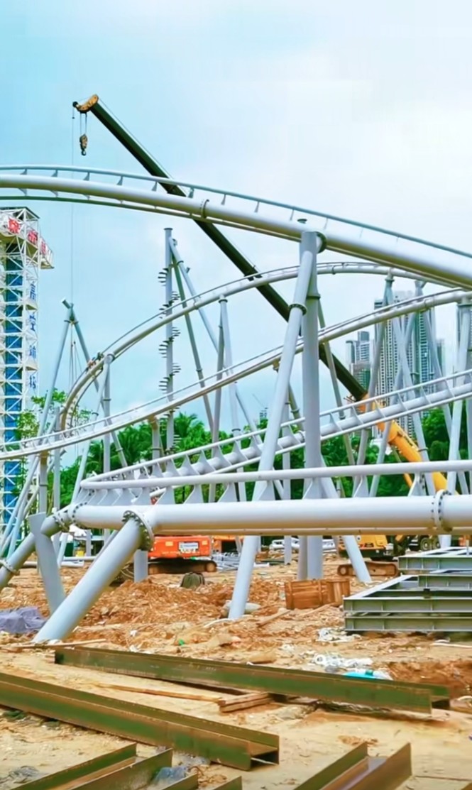 VHCoasters's tweet image. Work on the new swing launch motorbike coaster at Happy Valley Shenzhen is well underway and it is looking very swoopy.

This ride replaces the original Vekoma SLC Shenlin (Kumali) model which opened in 2002 and closed in 2022.
