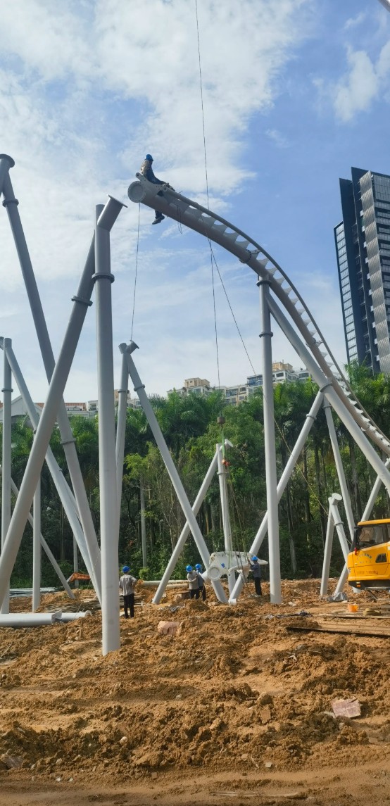 VHCoasters's tweet image. Work on the new swing launch motorbike coaster at Happy Valley Shenzhen is well underway and it is looking very swoopy.

This ride replaces the original Vekoma SLC Shenlin (Kumali) model which opened in 2002 and closed in 2022.