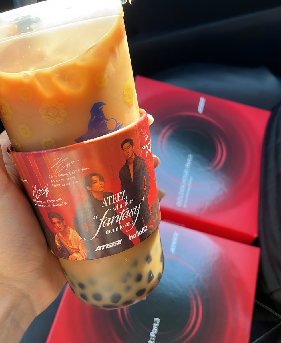 hongteezer's tweet image. cupsleeve and b&amp;amp;n pop-up today i love my atiny life
