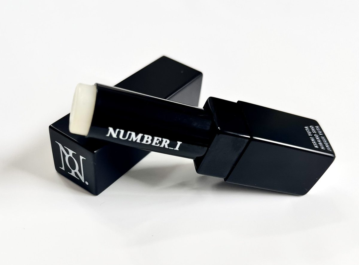 hisa_3285j's tweet image. リップバーム…気がついたらあと4ミリ位になってたぁ〜
大事に大事に使ってたけど
そりゃぁ使ってれば減るよね😅
もう一本あるけどそれは使いたくないし…
これって今、買えるんだっけ…？？
 #Number_i
 #iLip