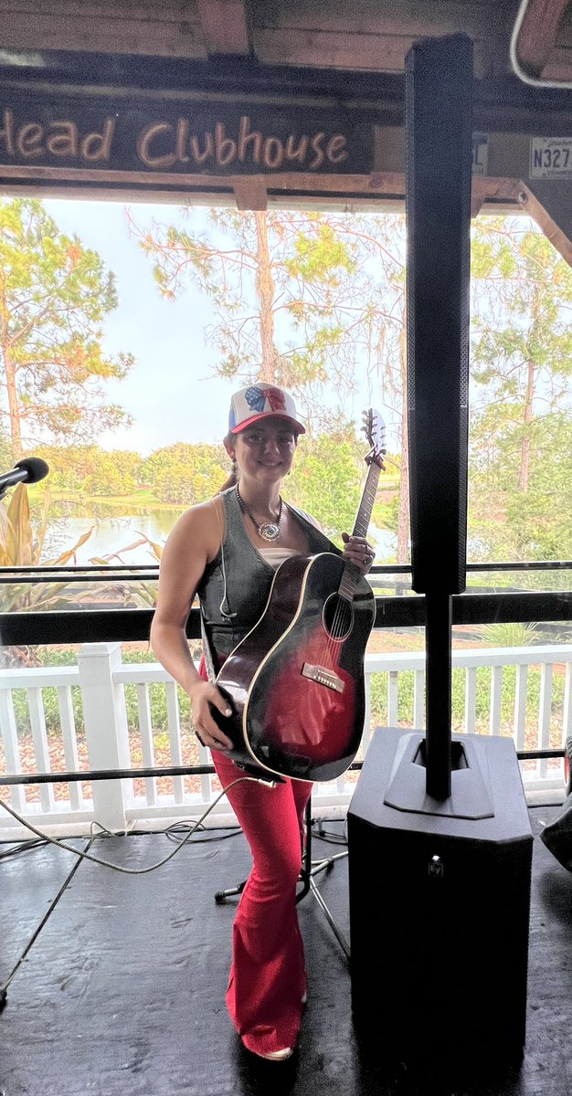 emmaforgette's tweet photo. My new Evolve 70 is so much taller than I am. Lifting all those grain bags and hay on the farm helped after all when it comes to carrying the sub. ๐คฃ Love this speaker! Thank you Electro-Voice for making my sound clear. FYI I am 5โ7 so itโs a tall one. #elctrovoice #evolve70 #emmaforgette