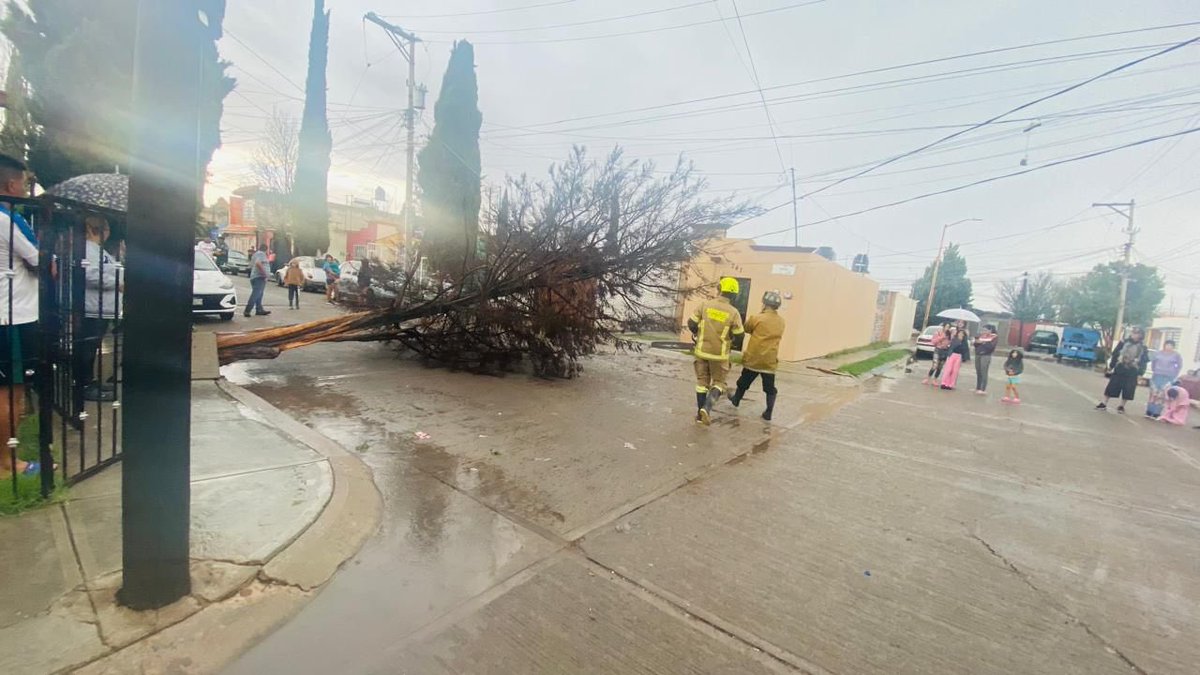DANIEL RETA (@danielreta) on Twitter photo ⭕️ #Urgente Reacción inmediata del <a href="/DurangoCap/">Municipio de Durango</a>, el presidente <a href="/Bonifacioamigo/">Bonifacio Herrera</a> junto a las dependencias auxilian a la población ante la fuerte lluvia.
Tras la intensa lluvia con granizo que cayó en la ciudad de Durango, se activó el personal operativo de Protección Civil, ⭕️ #Urgente Reacción inmediata del <a href="/DurangoCap/">Municipio de Durango</a>, el presidente <a href="/Bonifacioamigo/">Bonifacio Herrera</a> junto a las dependencias auxilian a la población ante la fuerte lluvia.
Tras la intensa lluvia con granizo que cayó en la ciudad de Durango, se activó el personal operativo de Protección Civil,