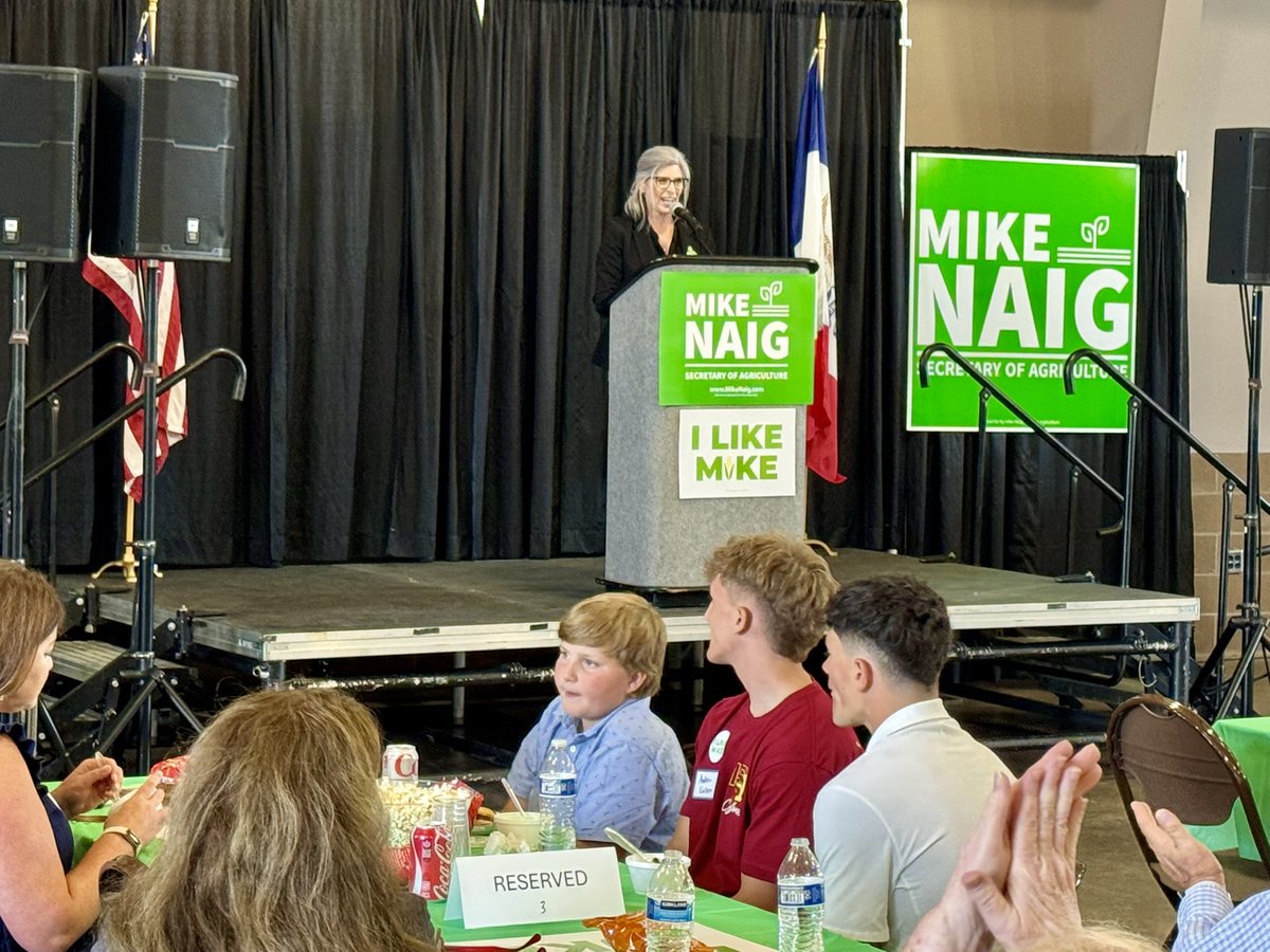 joniernst's tweet image. Great to be with Sec. @MikeNaigIA and folks from across Iowa at his annual Summer Cookout this evening. Mike leads with heart—and always puts our farmers first!