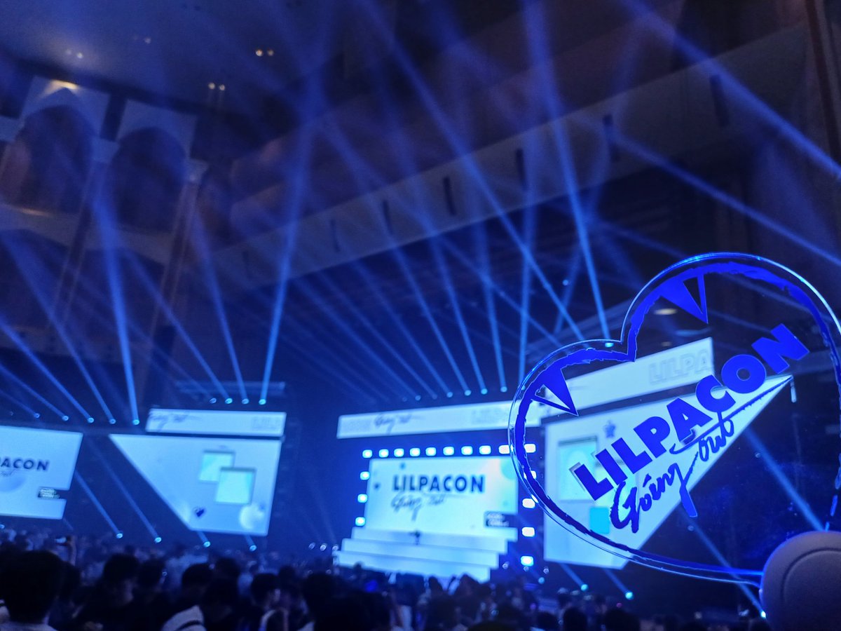 #릴파콘_1주년_축하해
#LILPA_LOVE
진짜 살면서 제일 행복했던 순간.
처음으로 기쁨이 벅차올라 눈물을 흘렸던 순간.

우리가 함께 걷는 이 길이 앞으로 더욱 빛나길...