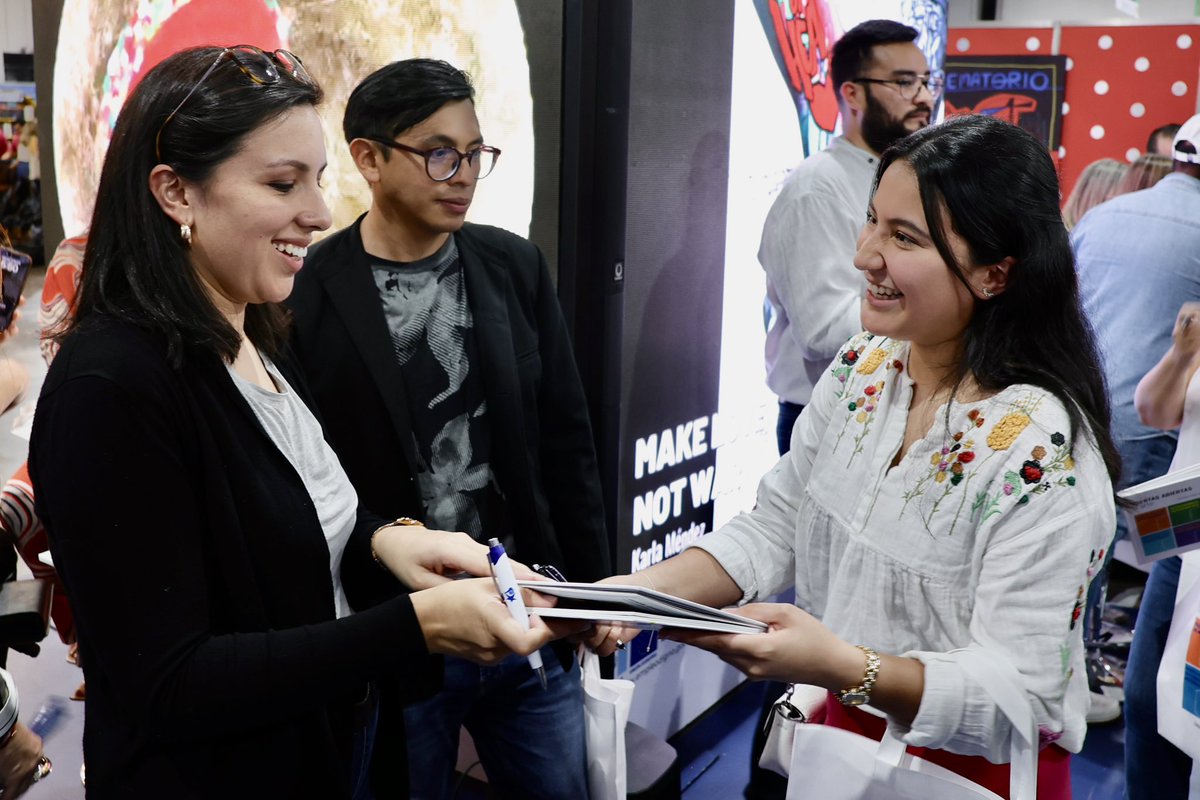 UEGuatemala's tweet photo. ✨📖 En un ambiente de alegría y celebración, compartimos rodeados de familiares y amigos la presentación de nuestro libro “#PuertasAbiertasAlArte” en nuestro stand de #FILGUA2025 🤩

#UEenFILGUA #UniónEuropea #Guatemala #Trascendencia

👉🏽#SegundaParte

1/3 https://t.co/idj12QbuXf