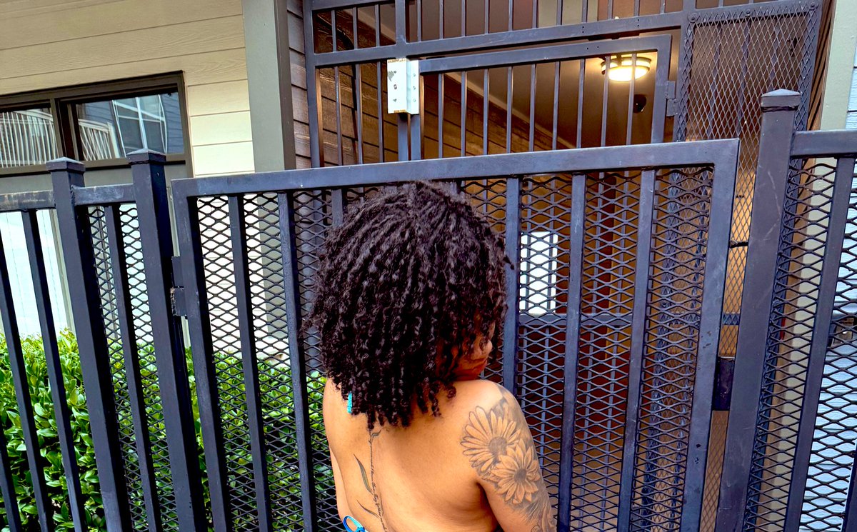 itscalledvanity's tweet photo. I’m so happy I started my locs before summer 😫 https://t.co/8q4zuQ9FdK