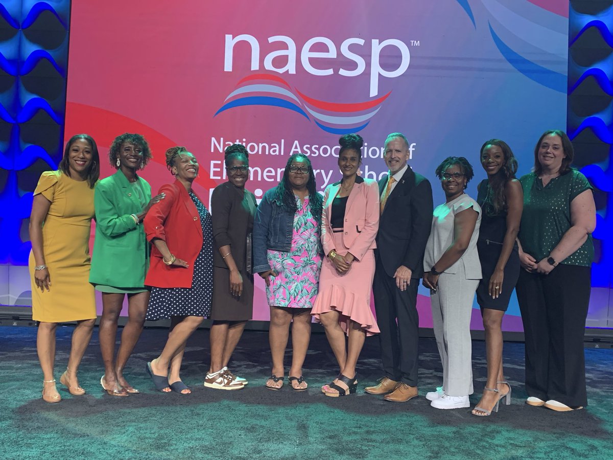 Maespmd's tweet image. Celebrating is more fun with friends! #NOAP @NAESP #principalsUNITED