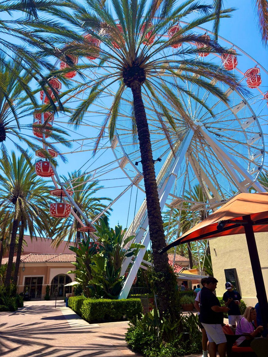 Michsteer's tweet image. Here I am at Irvine Spectrum Centre where I met my youngest daughter for lunch and looking at all the nice shops!
It’s so popular with attractions like the Giant wheel, the carousel, Improv and Movies!
And of course, great food!
#spectrum #saturday