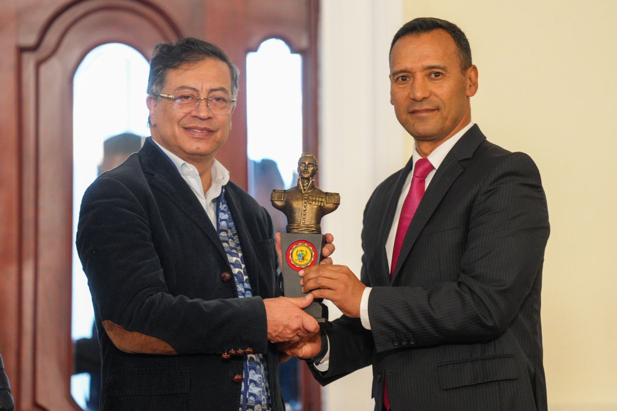 El Ministro de Defensa, Pedro Sanchez; cada día más se parece a su homólogo Vladimir Padrino Lopez.

Un verdadero apátrida al servicio del guerrillero asesino Gustavo Petro.

¿Cuánto le habrá pagado el homosexual de la Casa de Nariño?