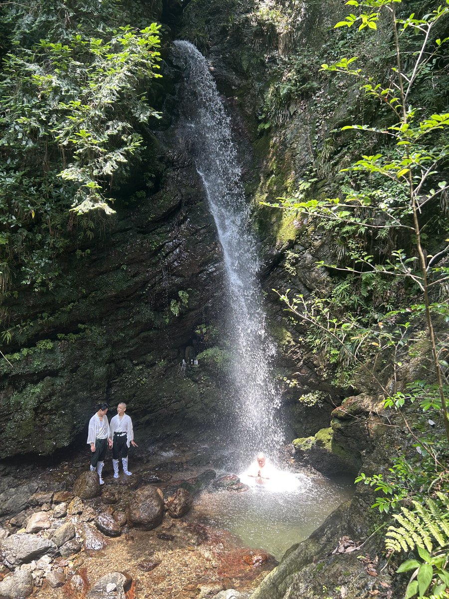 zunko1116's tweet photo. 先週は越生の黒山三滝に行って川遊びしてきたよ❤️
滝行してる人達がいて....
パパも今度やってみるってw https://t.co/d5wreGaYRP