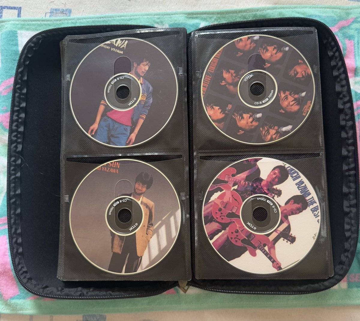 MiroYAZAWA1230's tweet photo. 約20年位前に
永ちゃんの持ってないCD全部焼いてきてあげるよ！

と言って約束通り全部焼いてきてくれました

今も大切にしてます
表は飼い猫にﾎﾞﾛﾎﾞﾛにされましたが😿

当時千葉在住で羽田空港にお勤めされてました
もしXにその方がいらっしゃいましたら嬉しいのですが(#´ᗜ`#)

#矢沢永吉 https://t.co/ujEQ7S5ViG
