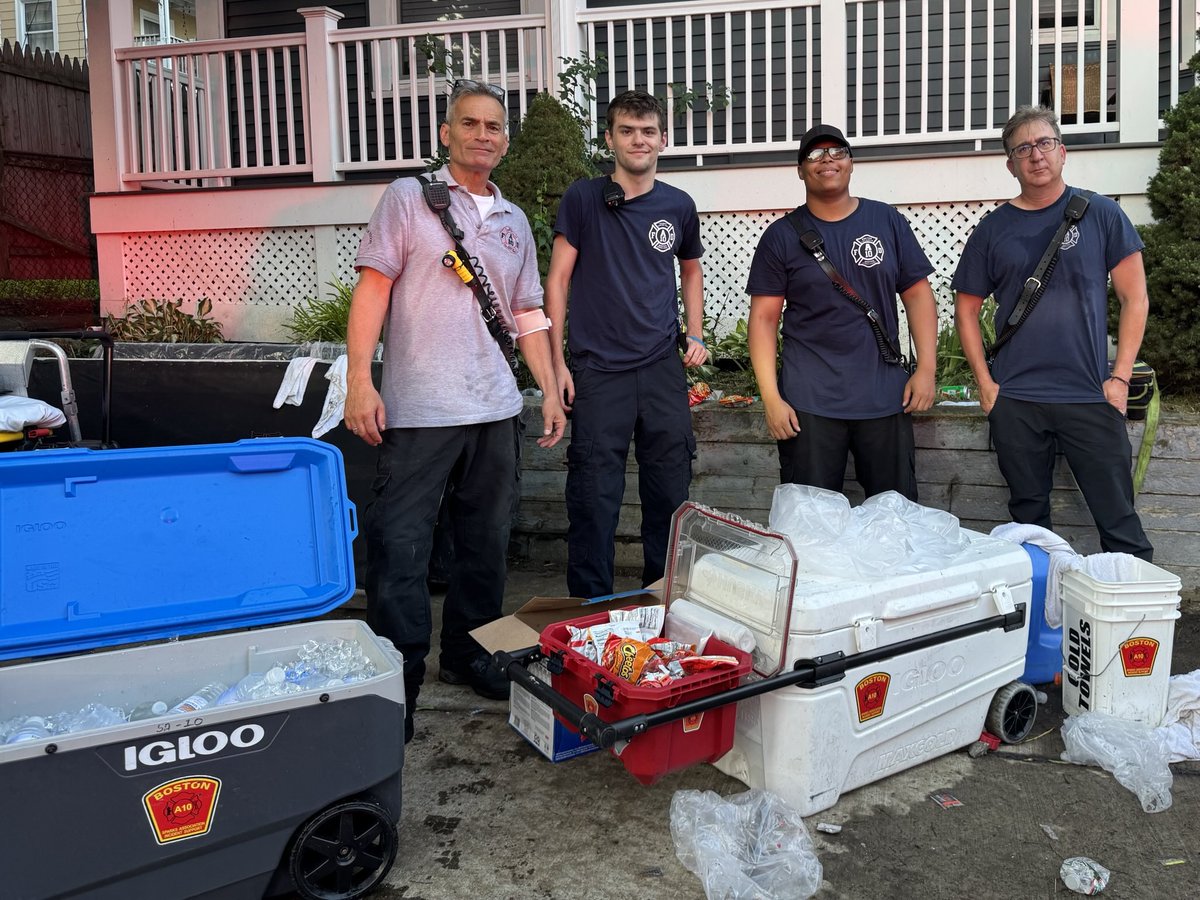 BostonFire's tweet image. A huge thank you to A10 @BostonSparks for keeping our firefighters hydrated and cool so they fight a good fight in today’s heat. Also an amazing job done leaving the Fireground clean afterwards.