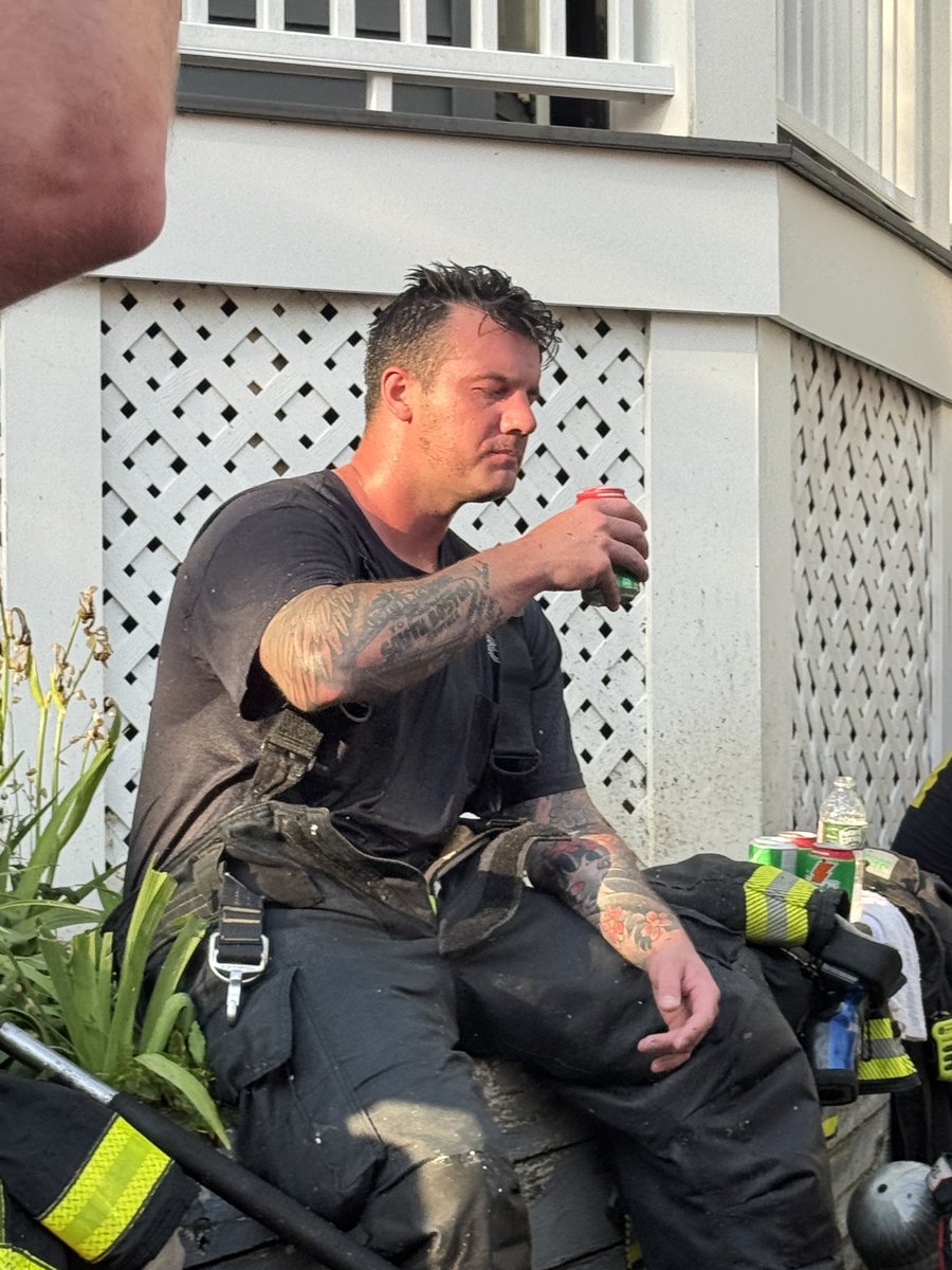 BostonFire's tweet image. A huge thank you to A10 @BostonSparks for keeping our firefighters hydrated and cool so they fight a good fight in today’s heat. Also an amazing job done leaving the Fireground clean afterwards.
