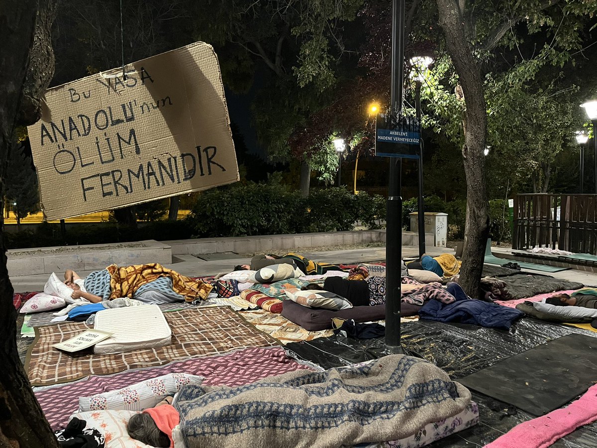 ÖLÜM FERMANIMIZI GERİ ÇEKİN!

Meclise gelen maden yasası; anadolunun, memleketimizin ölüm fermanıdır. 

Ankara’da Cemal Süreya Parkı’nda köylüler olarak başlattığımız nöbetin 10. gecesinden sesleniyoruz:

Bu yasa geri çekilene kadar; ölmek var dönmek yok! 
#MadenYasasınıGeriÇek