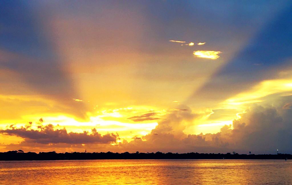 Choose heaven, and your #thoughts will be paved in gold. 

21:21 ✨* #FL