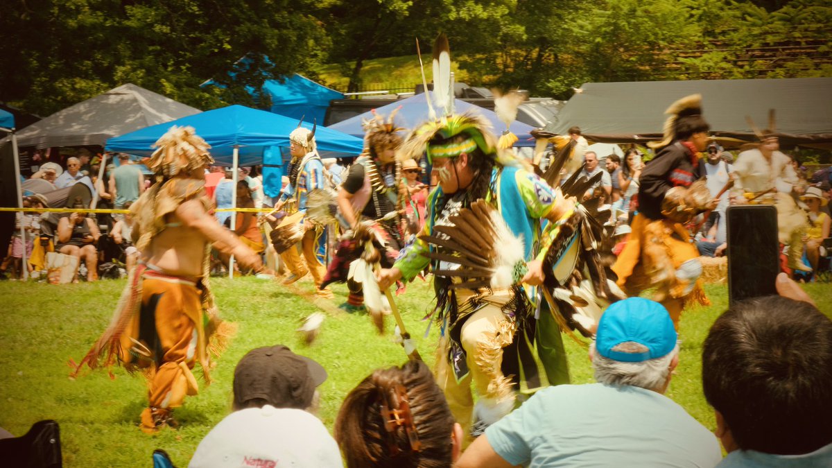 Beyaz Buffalo Buzağı Kadın’ın Efsanesi

Uzak prairielerin geniş düzlüklerinde, Lakota kabilesi zor bir kıştan çıkmış, yiyecek kıtlığı ve üşüyen ruhlarla mücadele ediyordu. Günlerden birinde, karlarla kaplı tepenin eteğinde yalnız ve bitkin bir şekilde duran bir beyaz buzağı