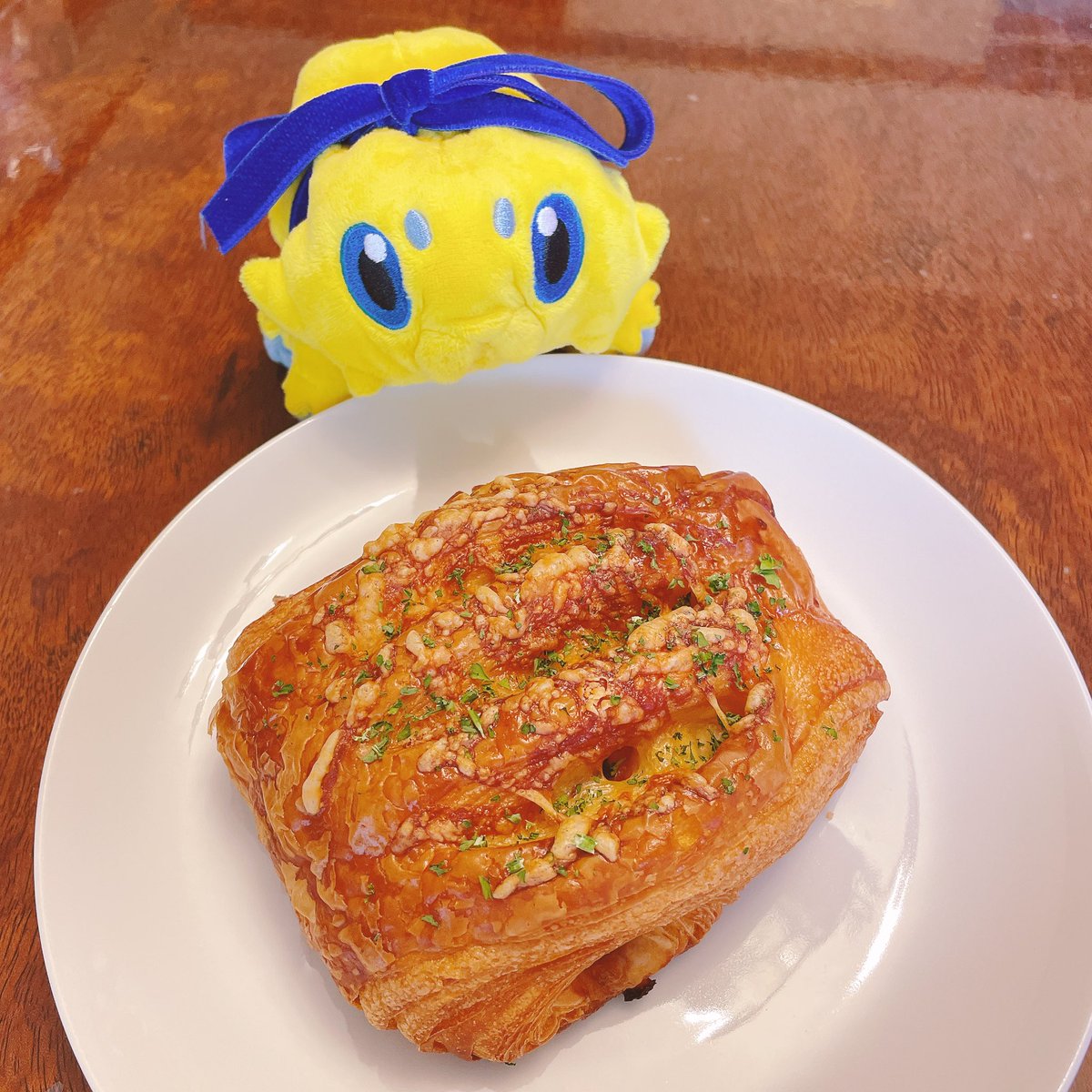 JoltikandLemon's tweet photo. 近所のおいしいパン屋さんのレバーパテとイチジクのクロワッサン🥐

バチュルちゃんは食べられない...

#ポケモンfit #Pokemonfit #Joltik #ポケぬい #ぬい撮り https://t.co/tlWKIuSZzr