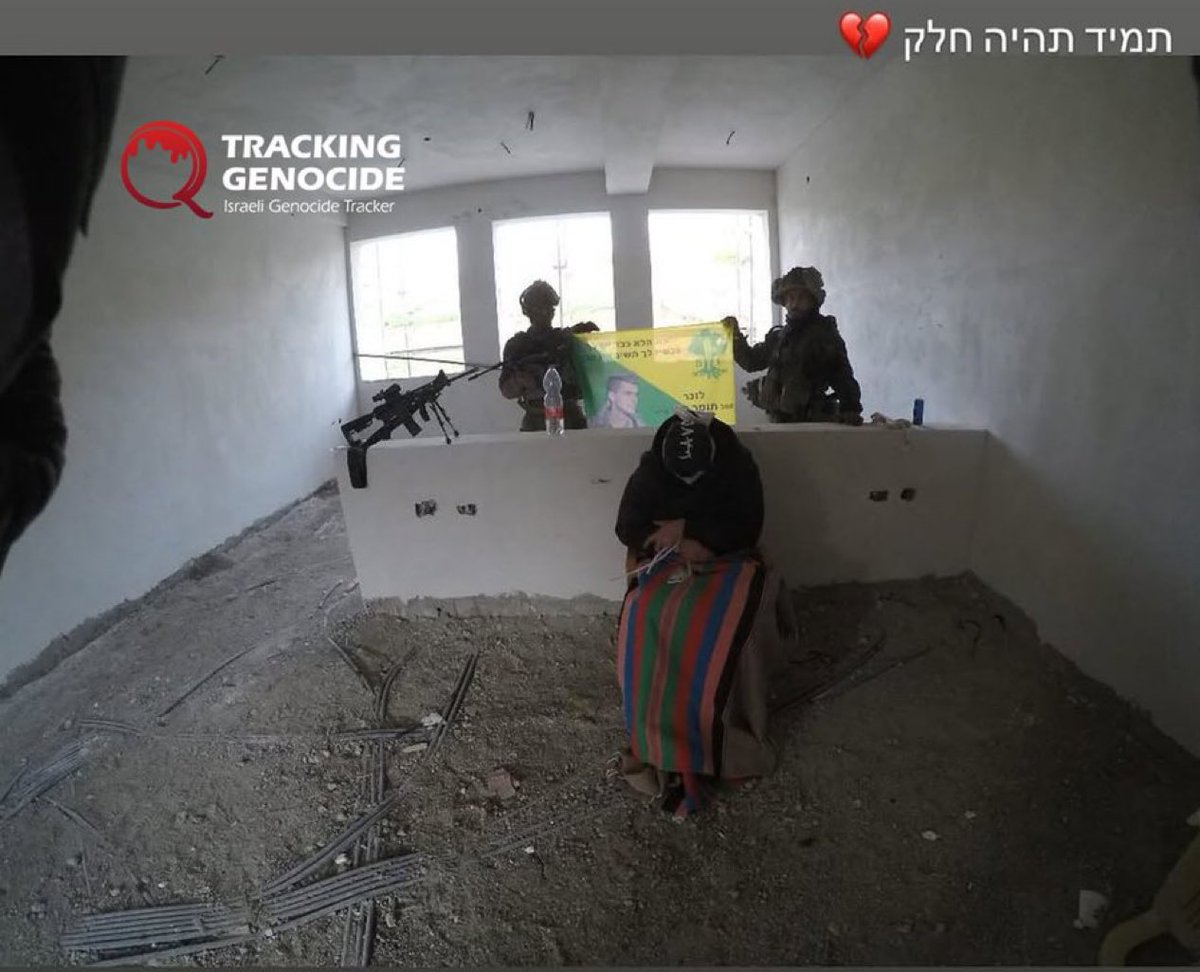 🛑نشر جنود اسرائيليين صورة من خان يونس تظهر سيدة فلسطينية مسنّة مقيدة، كانوا قد استخدموها كدرع بشري خلال عملياتهم، في سياق تمجيد زميل لهم قُتل، متوعدين بالرد‼️
هل هناك اجرام يفوق تلك التصرفات‼️