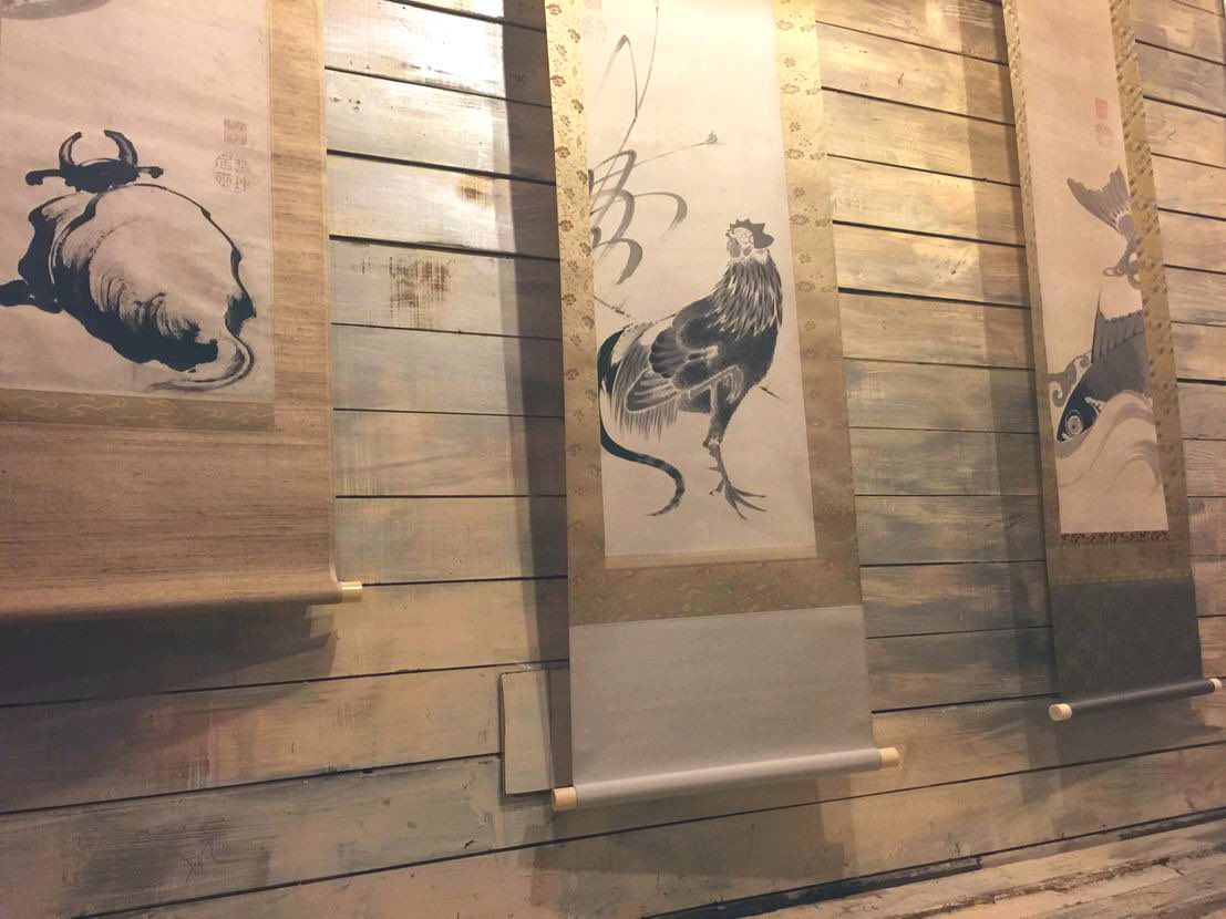 実は、前回の若冲ナイトは、秘密の鑑賞会（すべて真筆）でした。今回は、7/19（土） 甦る若冲ナイトを開催します。

「甦る若冲」とは、戦災で失われたとされる伊藤若冲の幻の大作《釈迦十六羅漢図屛風》をデジタル技術で復元したプロジェクトを紹介する書籍。その紹介トークです。