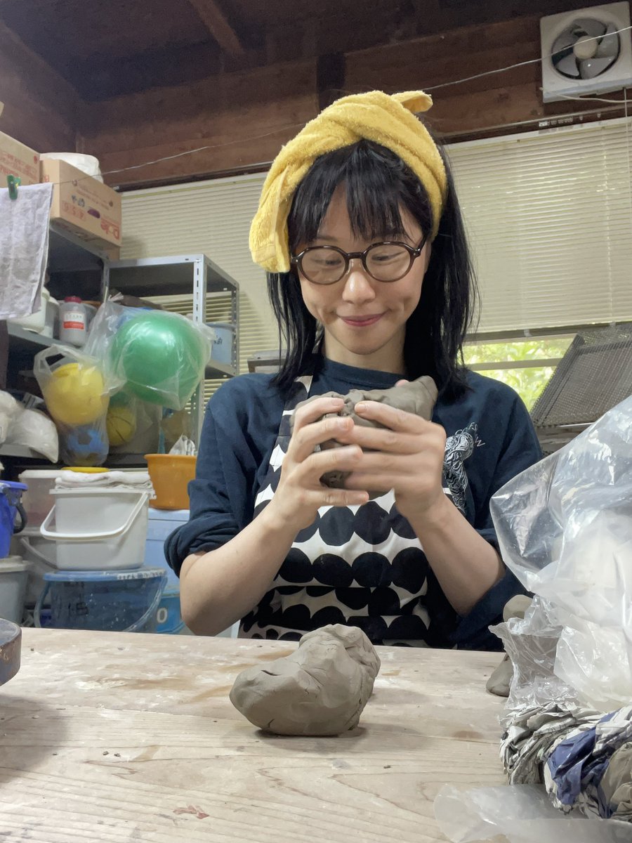 mainagamoto's tweet image. 日本画家、陶芸作家の竹内はるみ先生の工房にて。八月の個展に出す陶芸作品を作っています。
#陶芸
