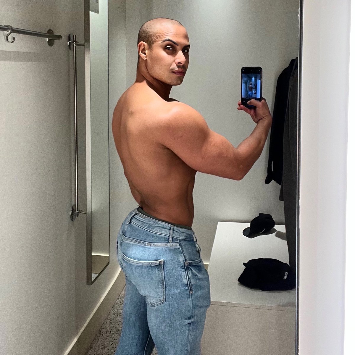 Size 28 waist baby !!!! I haven’t been a 28 since High School GAAAG…. Booty? Still carrying the family legacy💅…….🇵🇷 Boricua in da house 😂😂😂