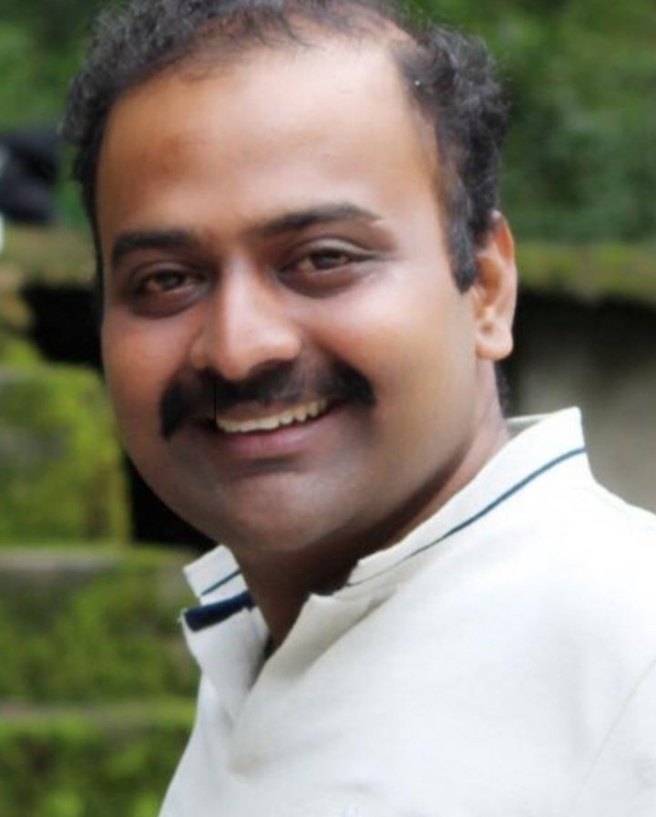 SureshaamSuri1's tweet photo. ರೇಣುಕಾ ಸ್ವಾಮಿ ಒಂದು ಕೊಲೆ ಪ್ರಕರಣದಲ್ಲಿ ಅಬ್ಬರಿಸಿ  ಬೊಬ್ಬೆರಿದ ಇವನು, ಧರ್ಮಸ್ಥಳದ ನೂರಾರು ಕೊಲೆ ಕೇಸ್ ಬಗ್ಗೆ ಸುದ್ದಿನೇ ಮಾಡದ ಸುಳ್ಳೇಮಗ 👞👞👞 https://t.co/2RdCnTcPlk