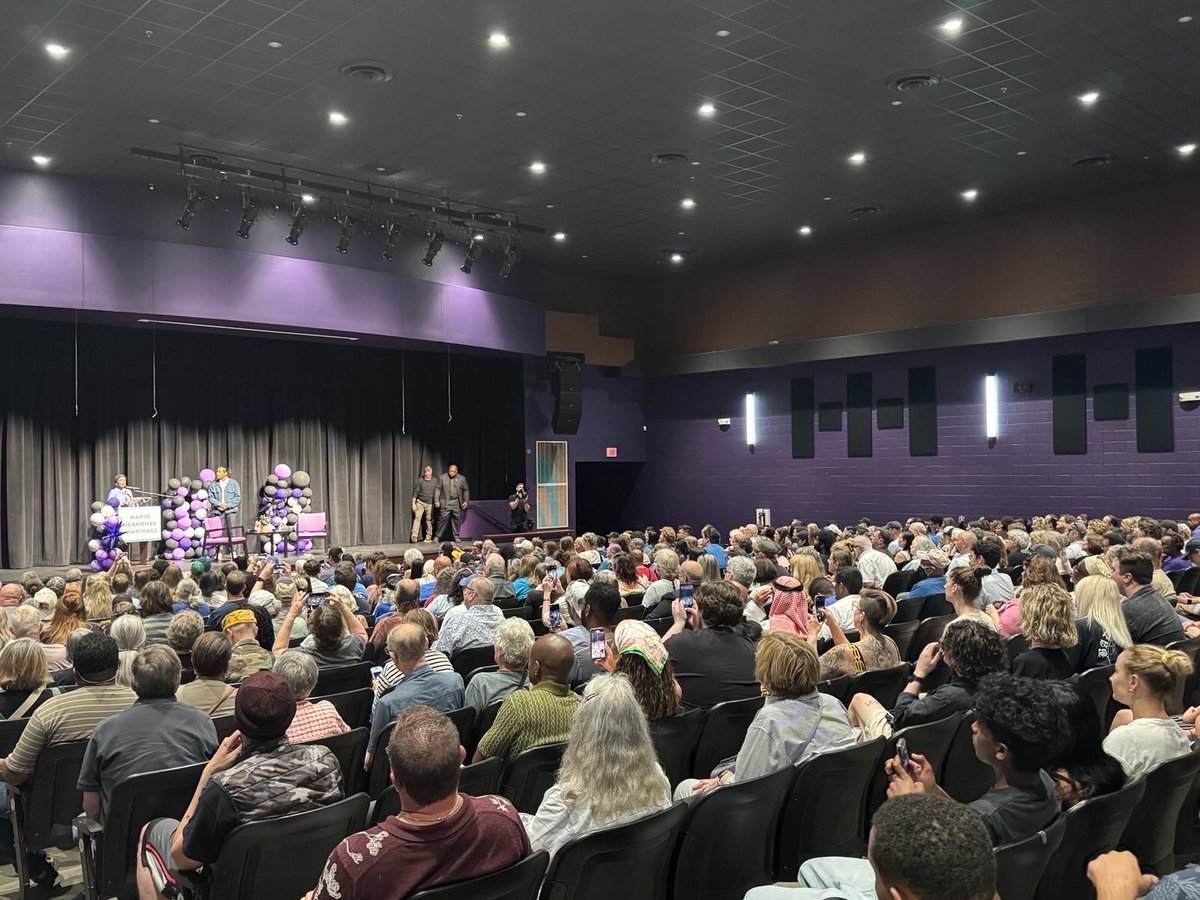 What an honor to be in Tennessee tonight with <a href="/brotherjones_/">Rep. Justin Jones</a>. Most of the 500+ people who joined our town hall told me they'd never been to one before — that they've never had a chance to talk with a Member of Congress. People from all walks of life and all political affiliations