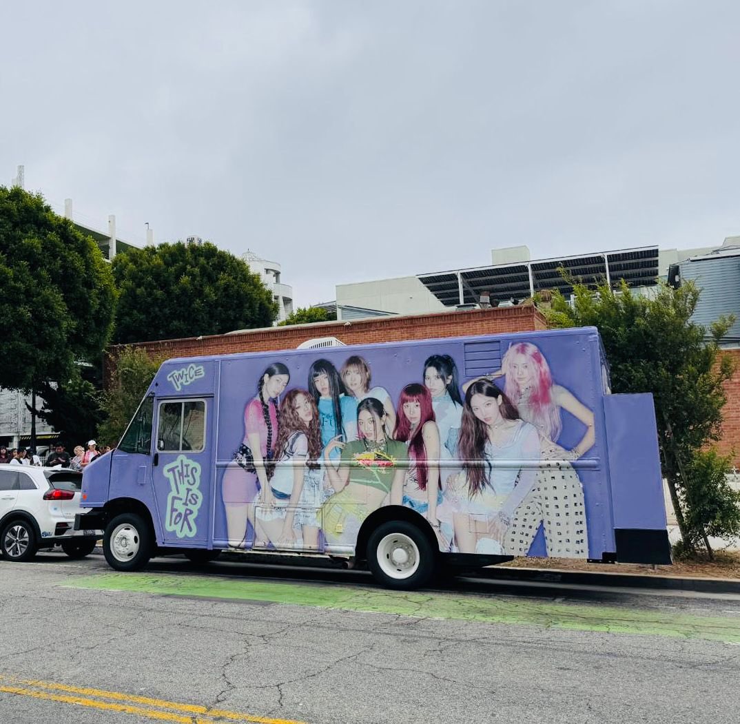 JYPETWICE's tweet photo. LA 💖
Thanks for coming out today! 🥰 Did you all enjoy the peach gelatos? 🍑🍦 Last chance to stop by ! we’re here till 7PM PT at Melrose &amp; Harper! ✨💖

4️⃣Listen [THIS IS FOR]4️⃣
https://t.co/g1w24qqPWb 

#TWICE #트와이스 #THISISFOR https://t.co/8YXHHZyD5L
