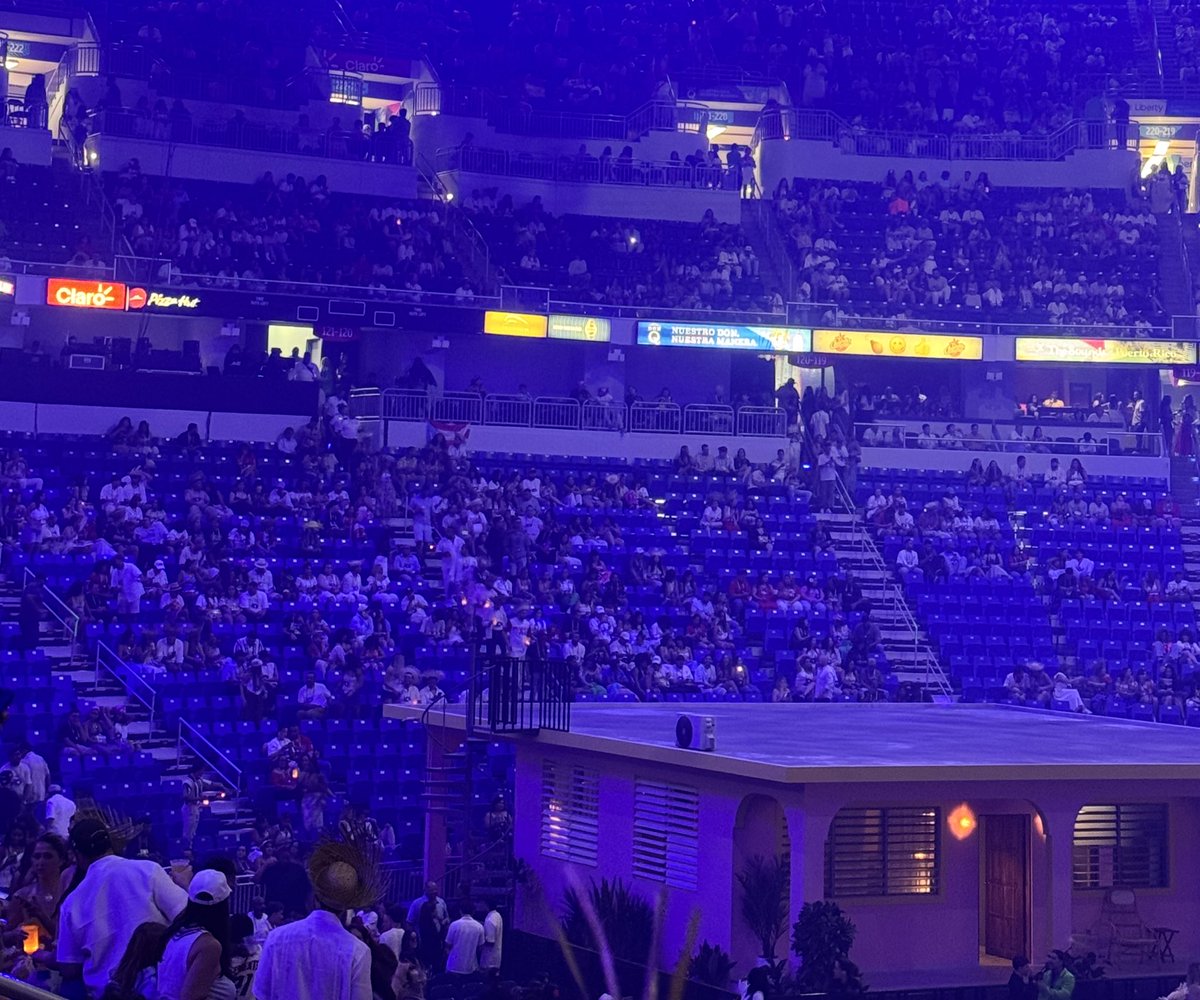 Si para la Residencia de Bad Bunny están en las secciones 120-121🚨

Como pueden ver en esta foto, no son todas las filas con visión limitada. Se supone que si están en las primeras filas de asientos, lo especifiquen

Si están en esa sección y de las últimas filas van a poder ver