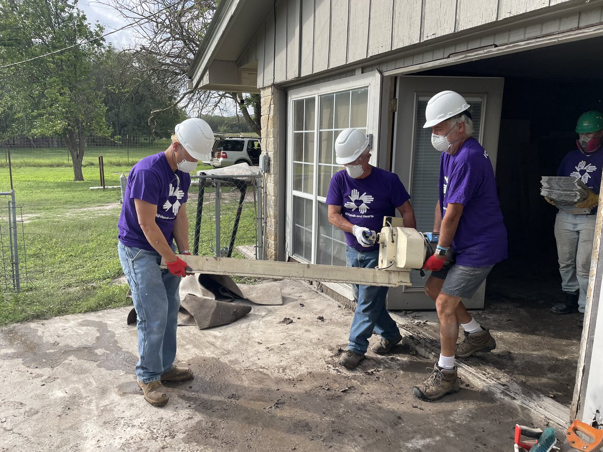 AllHandsHearts's tweet image. Today in Center Point, Texas, we worked with local leaders to respond to urgent needs after the floods.
Our DART teams are already mucking & gutting homes and supporting homeowners––also helping run a volunteer center!
Keep updated & support us here ➡️ allhandsandhearts.org