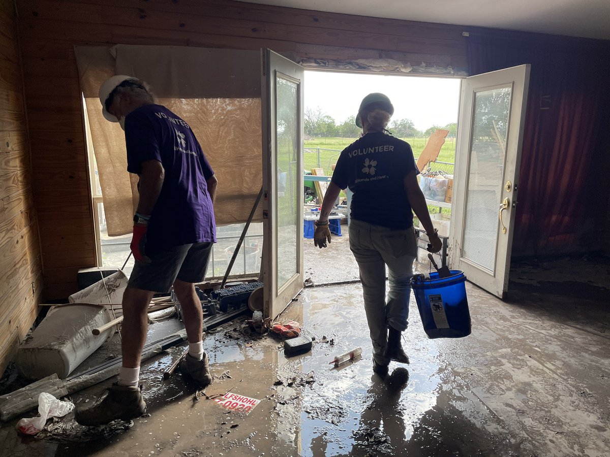 AllHandsHearts's tweet image. Today in Center Point, Texas, we worked with local leaders to respond to urgent needs after the floods.
Our DART teams are already mucking & gutting homes and supporting homeowners––also helping run a volunteer center!
Keep updated & support us here ➡️ allhandsandhearts.org