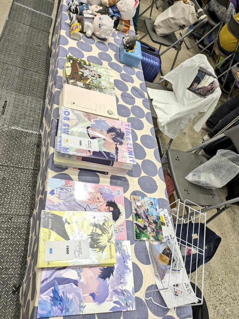 cxlanthology's tweet image. .˚⊹⁺‧┈┈┈┈┈┈┈┈┈‧⁺ ⊹˚. 
　　  🖤設営完了🤍
.˚⊹⁺‧┈┈┈┈┈┈┈┈┈‧⁺ ⊹˚.  
まもなく開場！！
西1 シ07abでお待ちしてます！ぜひ遊びに来てください！
アンソロジーの値段、直前で申し訳ないのですが、⚠️1500円⚠️に値上げさせていただきます💦
よろしくお願いします！