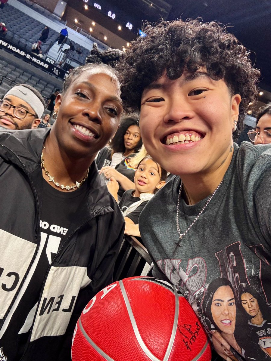jaiyuwrld's tweet photo. i can now officially say… i met and talked to my OG core 4 🥹🤍 https://t.co/h0NRj1I5AQ