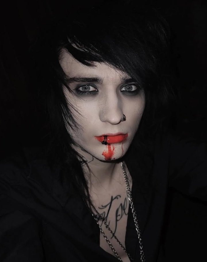 skelletonzzz's tweet photo. He's a real life vampire https://t.co/py4DzYo1KP
