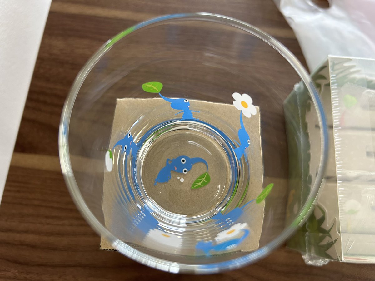 tacky441's tweet image. 昨日…またお祝いをいただいてしまった…、ら
ピクミンのグラス＆引っこ抜いて食べるクッキー