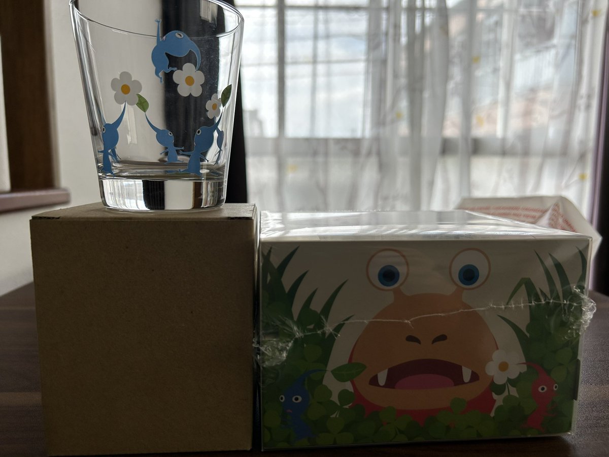 tacky441's tweet image. 昨日…またお祝いをいただいてしまった…、ら
ピクミンのグラス＆引っこ抜いて食べるクッキー