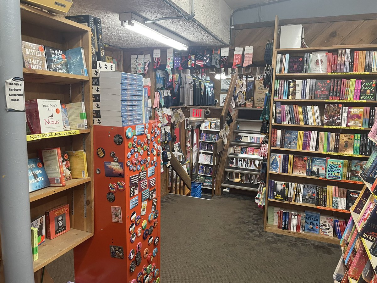 CoachScibelli's tweet image. With games rained out for the remainder of the day, took time to stop at one of my favorite spots of all time:

The Book Loft in German Village of Columbus, Ohio. 

33 Rooms of books. Gotta love it!!