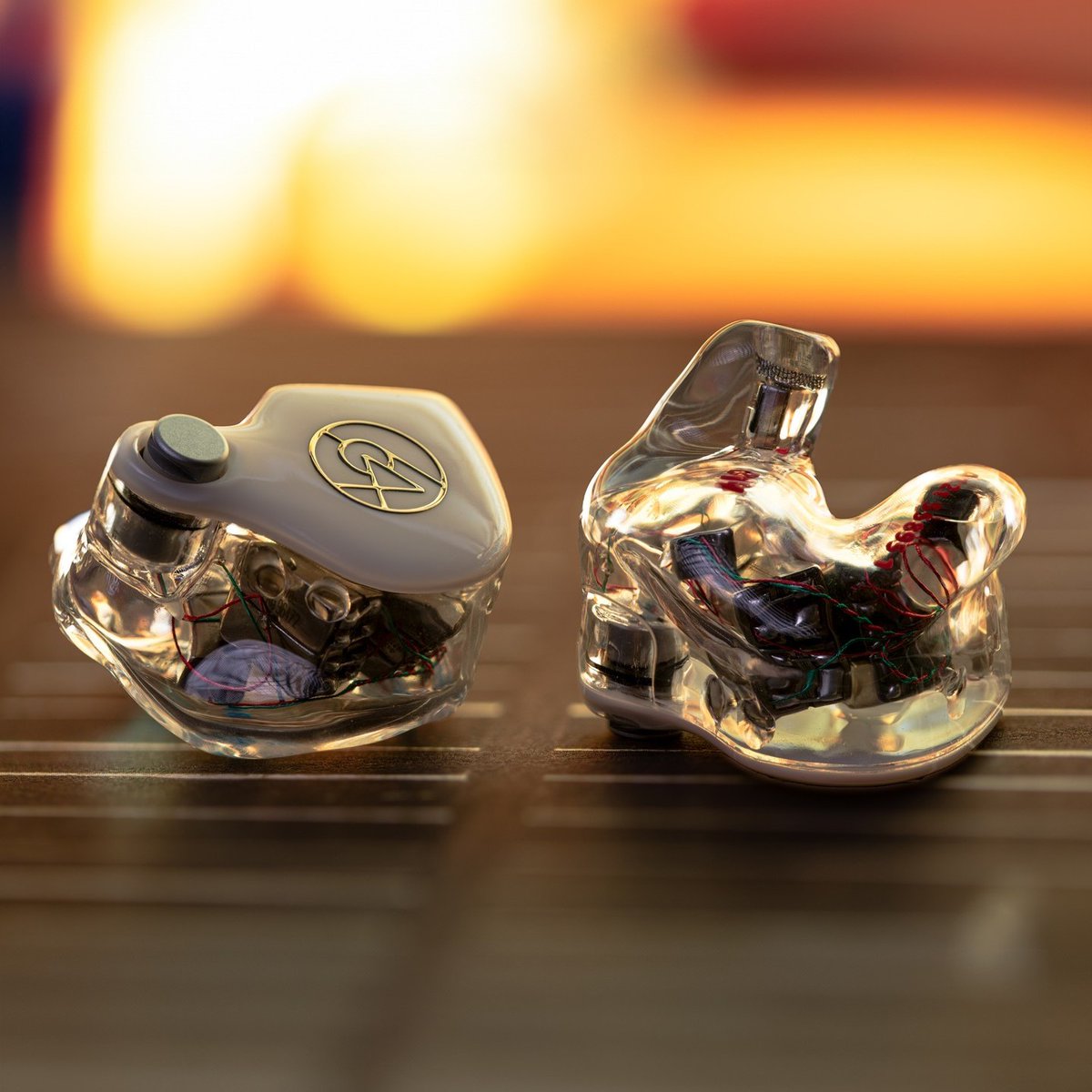With Tia™ tech we achieve full-spectrum clarity with no compromises. Tia™ voices extremely clear and buttery smooth high-end frequencies in your mix leaving you with a beautifully balanced sound.