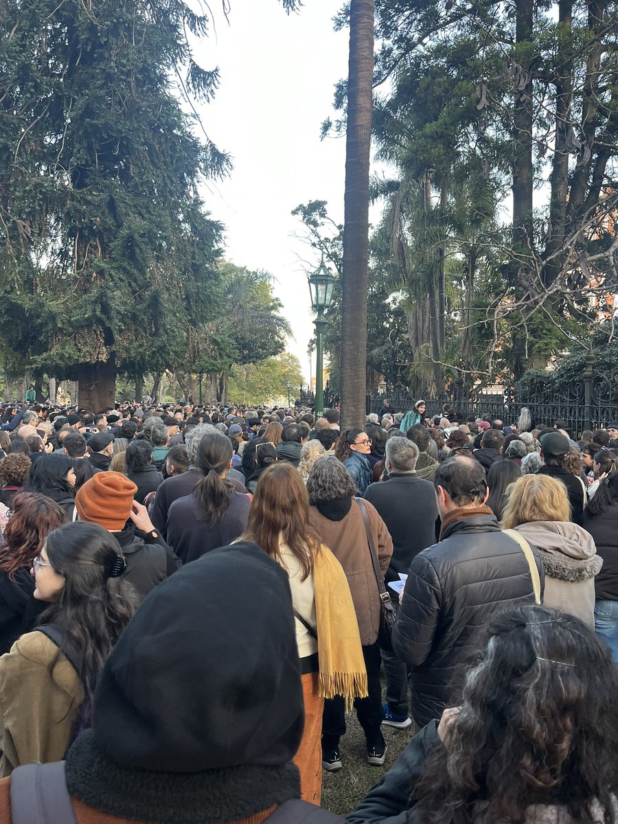 Gracias Gabriel por tu gestión del MHN y todo el equipo, una contribución enorme a nuestra historia. Aquí en la plaza a rejas del Museo con un discurso muy inspirador para seguir moviendo, trabajando y defendiendo nuestra academia, ciencia, educación y cultura.